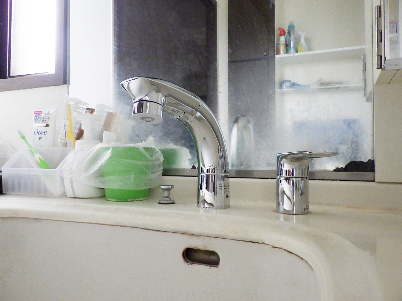 洗面化粧台の水栓交換工事